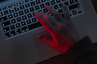 Eine Hand an einem Rechner (Symbolbild): Betrüger versuchen immer wieder mit Tricks, an Daten von Nutzern zu kommen.