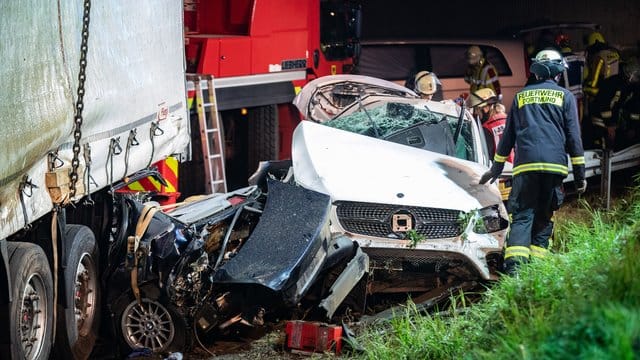 Einsatzkräfte der Feuerwehr stehen auf der A2 neben völlig zerstörten Fahrzeugen. Einsatzkräfte der Feuerwehr stehen auf der A2 neben völlig zerstörten Fahrzeugen.
