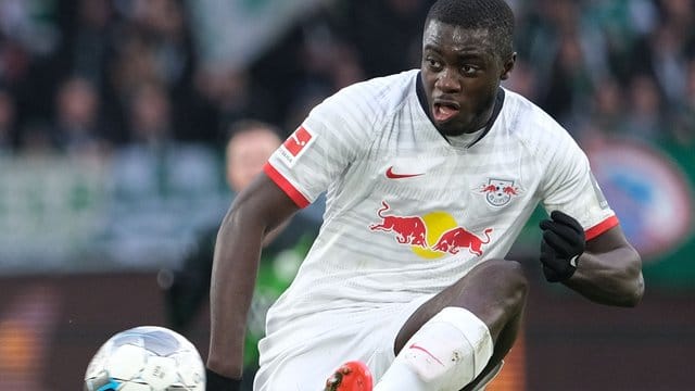 Abwehrspieler Dayot Upamecano könnte nun doch noch länger beim Fußball-Bundesligisten RB Leipzig spielen. Abwehrspieler Dayot Upamecano könnte nun doch noch länger beim Fußball-Bundesligisten RB Leipzig spielen.