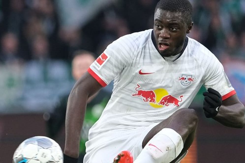 Abwehrspieler Dayot Upamecano könnte nun doch noch länger beim Fußball-Bundesligisten RB Leipzig spielen.
