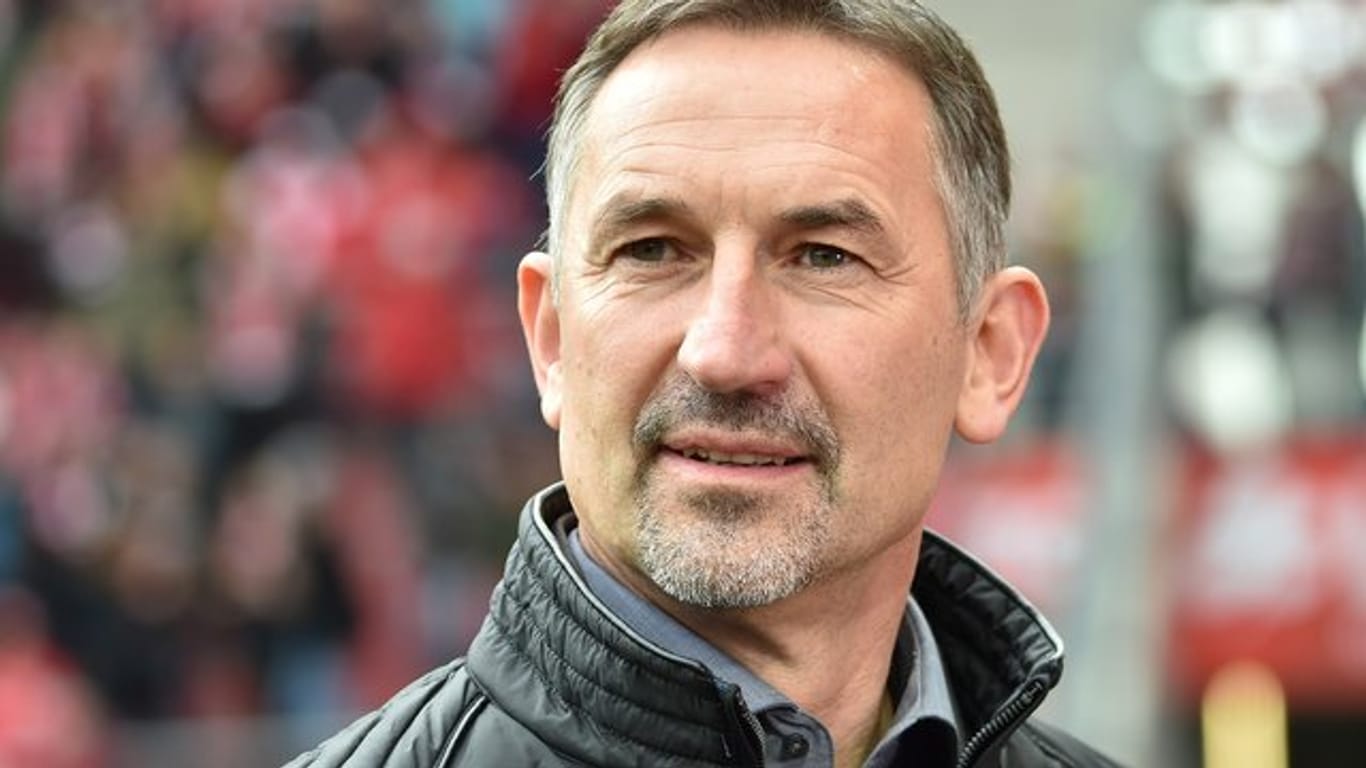 Der Mainzer Trainer Achim Beierlorzer sieht den Fußball in einer kleinen Parallelwelt.