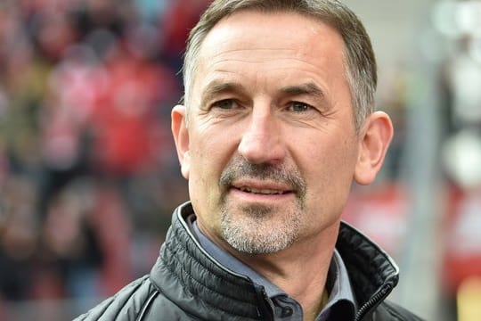 Der Mainzer Trainer Achim Beierlorzer sieht den Fußball in einer kleinen Parallelwelt.