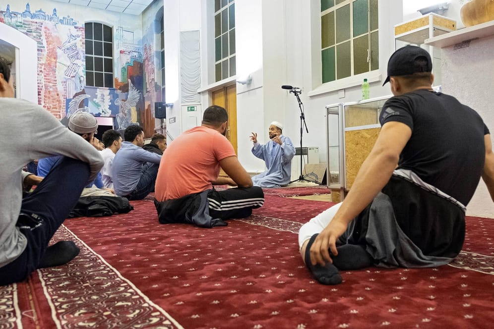 Gebet mit Muslimen zum Ramadan in Berlin Wedding (Archivbild): Ein generelles Verbot von Gottesdiensten ist nach Ansicht der Verfassungsrichter nicht rechtens.