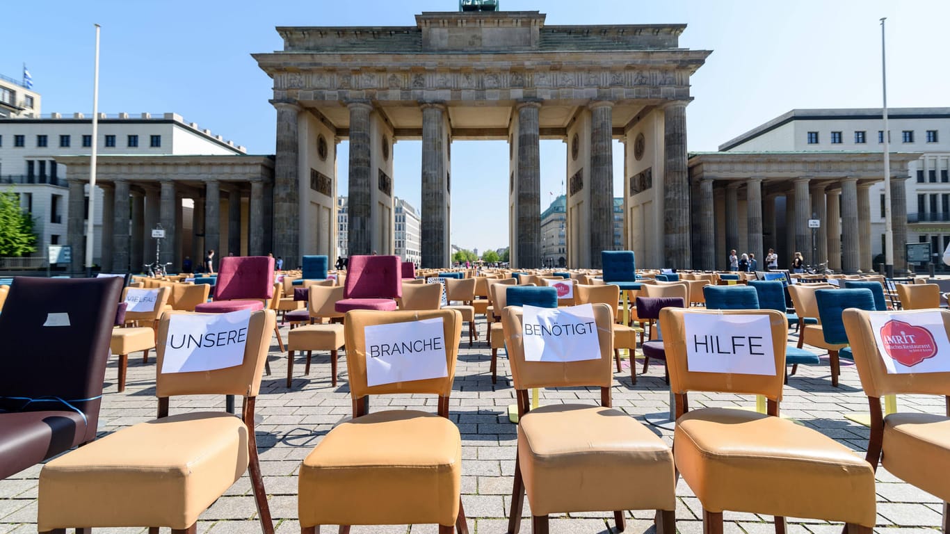 Leere Stühle vor dem Brandenburger Tor in Berlin: Gastronomen, Veranstalter und Hoteliers forderten vergangene Woche Unterstützung vom Staat.