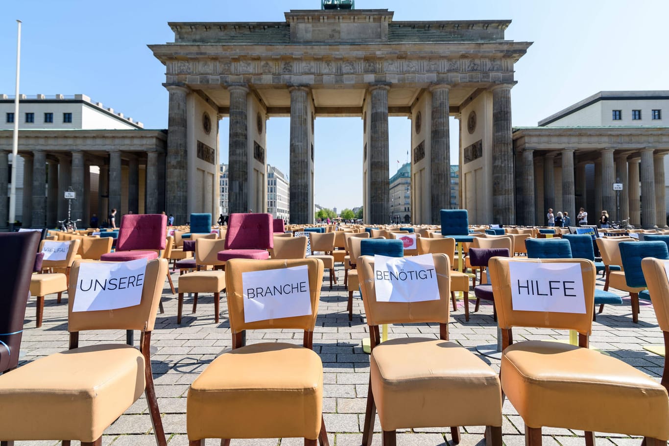 Leere Stühle vor dem Brandenburger Tor in Berlin: Gastronomen, Veranstalter und Hoteliers forderten vergangene Woche Unterstützung vom Staat.