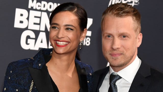 In vier Teilen sind der Comedian Oliver Pocher und seine Ehefraubei der Late-Night-Show zu sehen. In vier Teilen sind der Comedian Oliver Pocher und seine Ehefraubei der Late-Night-Show zu sehen.