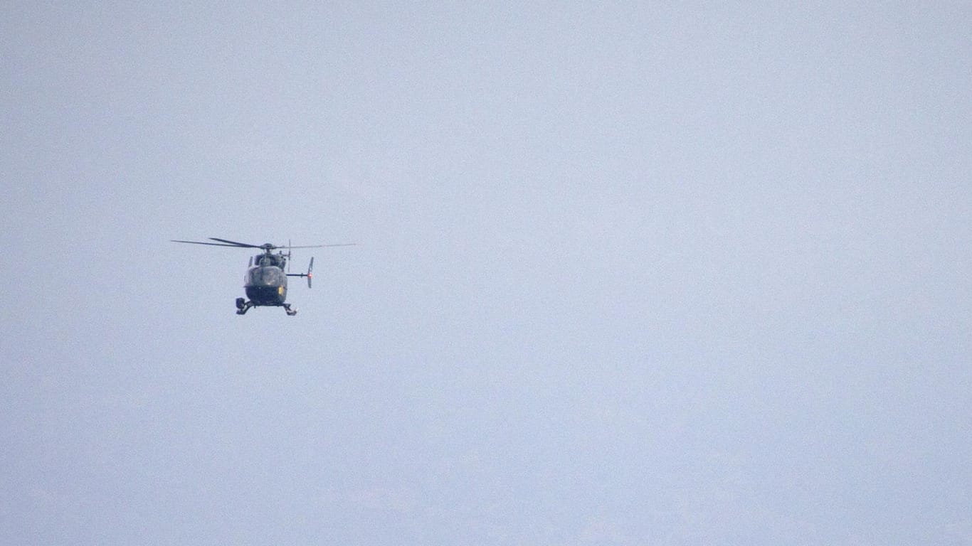 Ein Helikopter über dem Mittelmeer (Symbolbild): Vor Griechenland wird ein Hubschrauber der Nato vermisst.