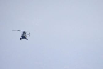 Ein Helikopter über dem Mittelmeer (Symbolbild): Vor Griechenland wird ein Hubschrauber der Nato vermisst.