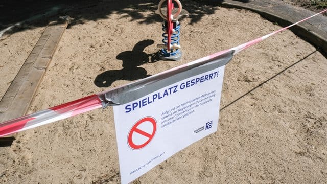 GesperAbsperrbänder und ein Schild "Spielplatz gesperrt" sind an einem Spielplatz in Charlottenburg angebracht: Ab Donnerstag machen Spielplätze wieder nach und nach auf. rter Spielplatz