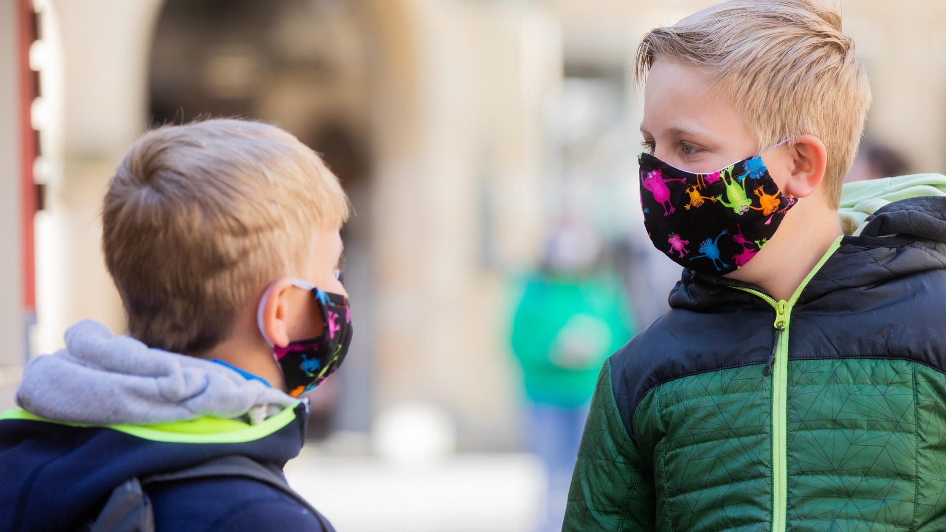 Die Brüder Philipp und Niklas in Münster halten sich vorbildlich an die Maskenpflicht.