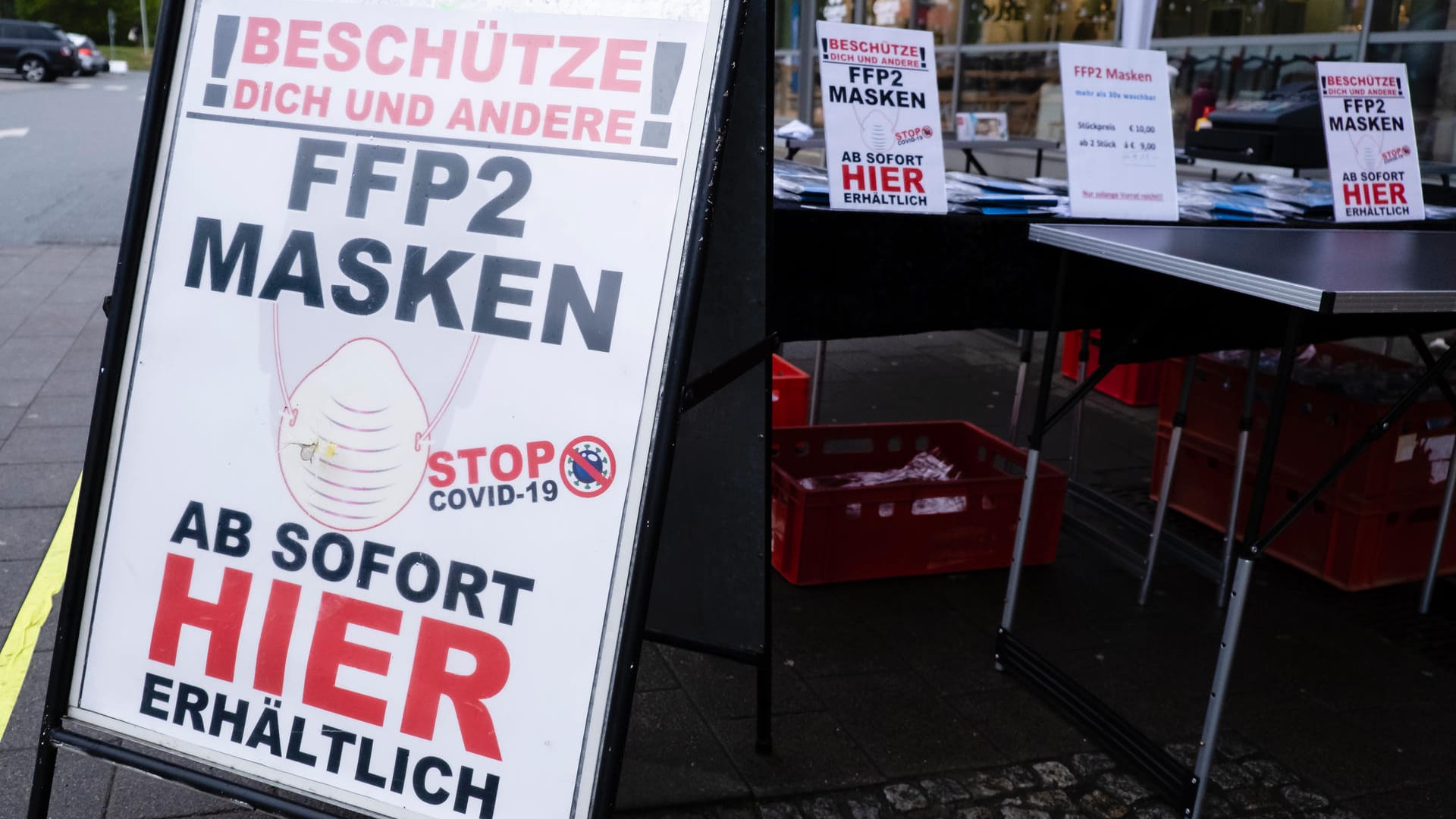 Die begehrten FFP2-Masken werden vor einem Supermarkt in Kiel angeboten. Die Maskenpflicht gilt nun in ganz Deutschland.