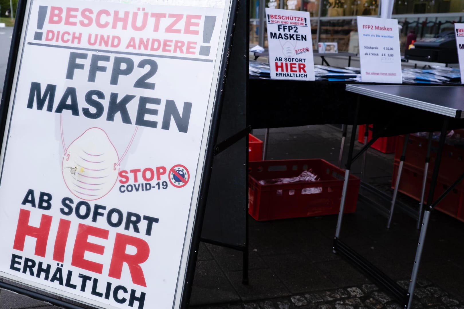 Die begehrten FFP2-Masken werden vor einem Supermarkt in Kiel angeboten. Die Maskenpflicht gilt nun in ganz Deutschland.