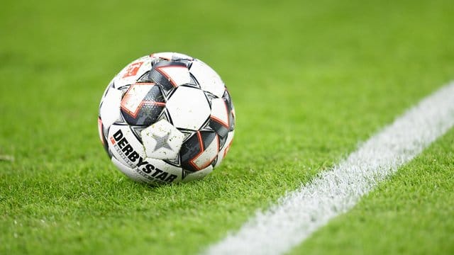 In der Bundesliga soll bald wieder der Ball rollen.