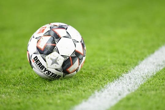 In der Bundesliga soll bald wieder der Ball rollen.