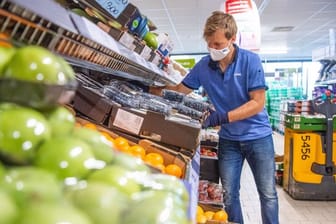 Tennis-Profi Kevin Krawietz arbeitet während der Corona-Pause in einem Supermarkt.