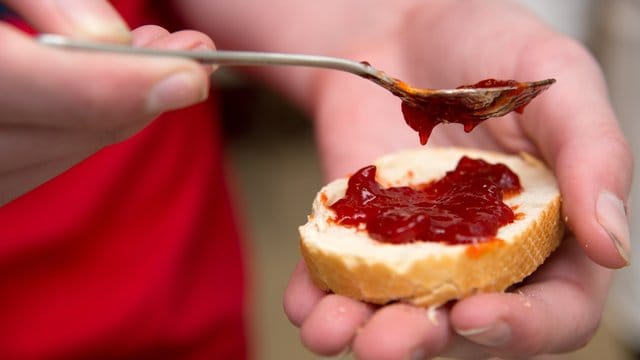 Erdbeermarmelade gehört für viele zum Frühstück dazu - sie enthält einer Stichprobe zufolge aber oft Rückstände von Pestiziden.