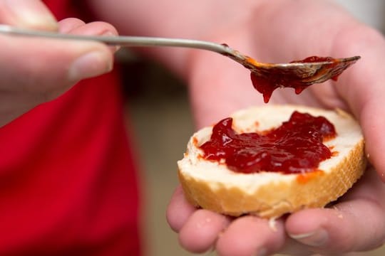 Erdbeermarmelade gehört für viele zum Frühstück dazu - sie enthält einer Stichprobe zufolge aber oft Rückstände von Pestiziden.