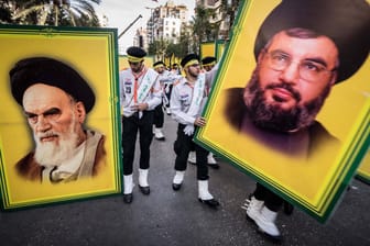 Bilder der Hisbollah-Führer werden durch Beirut getragen: In Deutschland wurde die Hisbollah nun faktisch verboten.