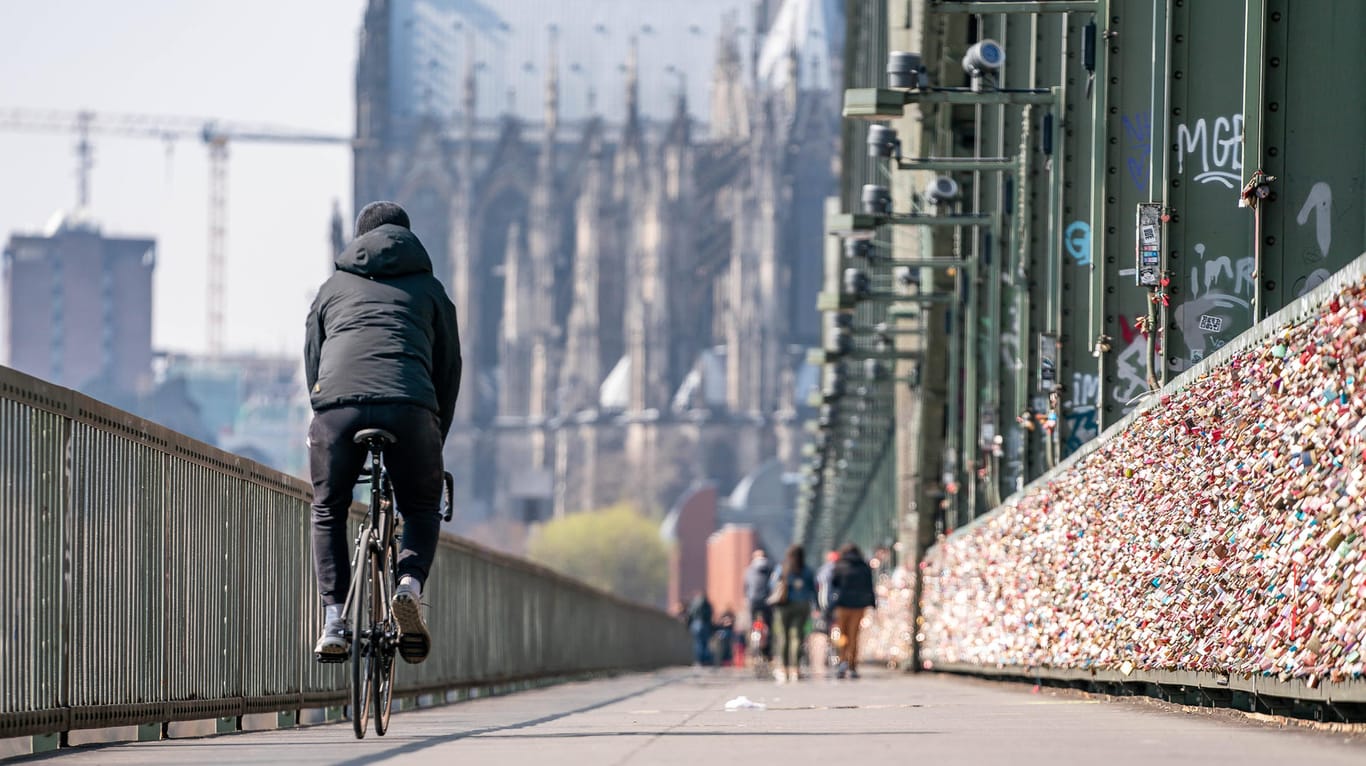 Ein Radfahrer auf der Hohenzollernbrücke in Köln: Damit Radfahrer sicher auf die Straße ausweichen können, schlägt Köln die Einführung von Tempo 30 vor.