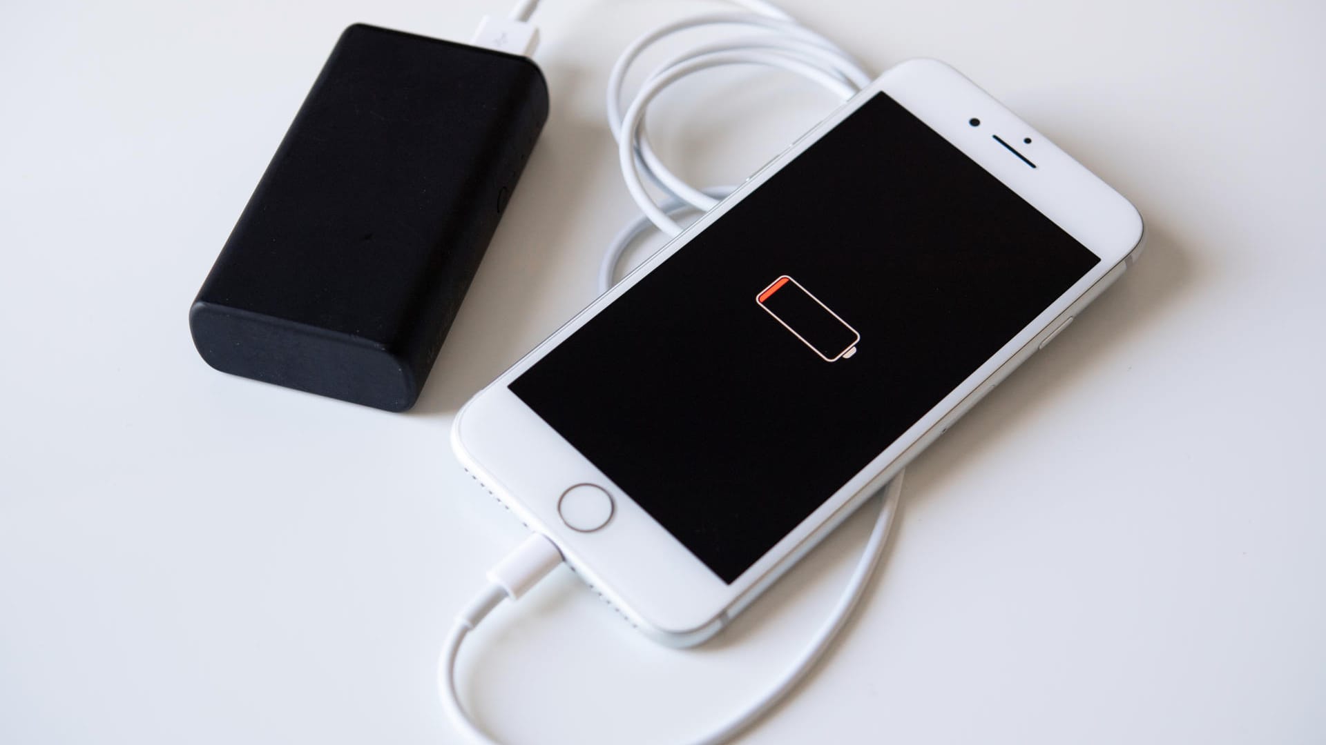 Ein Smartphone und eine Powerbank: Meist haben Powerbanks so viel Saft, dass sich ein Smartphone gleich zwei Mal damit laden lässt.