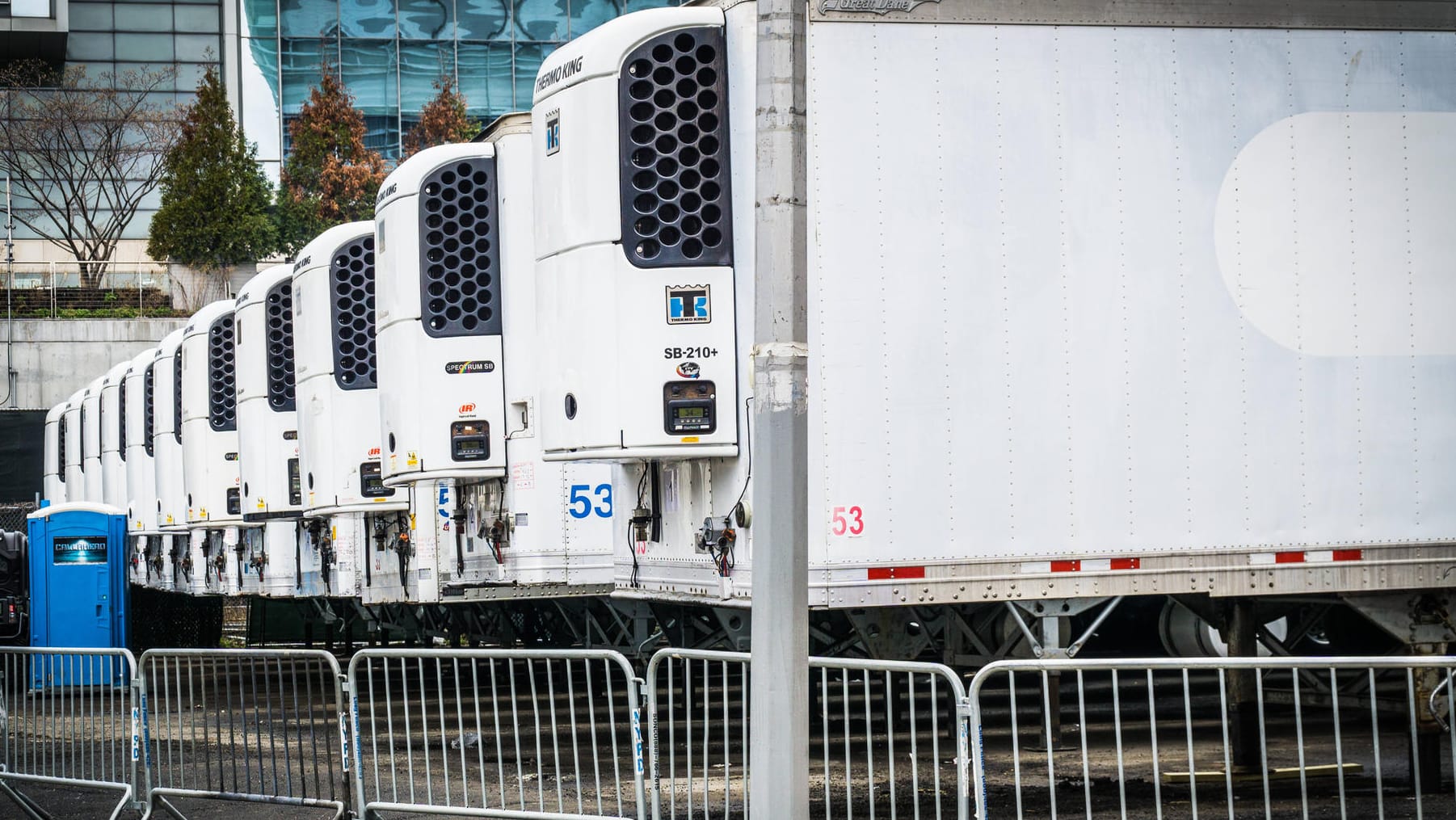 Kühllaster vor einem New Yorker Krankenhaus: In den Leichenhäusern wird der Platz knapp, auch bei einem Bestatter wurden Leichen in Transportern gefunden – teils ungekühlt. Kühllaster vor einem New Yorker Krankenhaus: In den Leichenhäusern wird der Platz knapp, auch bei einem Bestatter wurden Leichen in Transportern gefunden – teils ungekühlt.