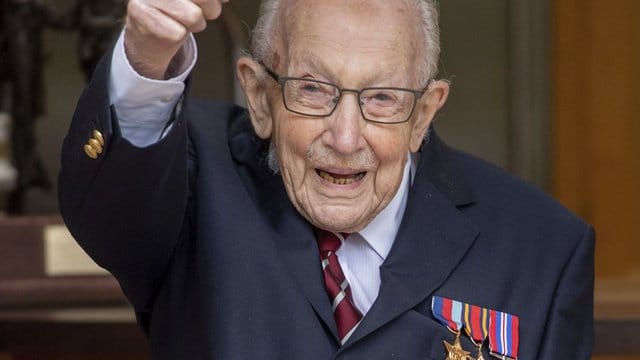 Mit seiner Spendenaktion bedankte sich "Captain Tom" bei den Mitarbeitern des britischen Gesundheitswesens NHS. Mit seiner Spendenaktion bedankte sich "Captain Tom" bei den Mitarbeitern des britischen Gesundheitswesens NHS.