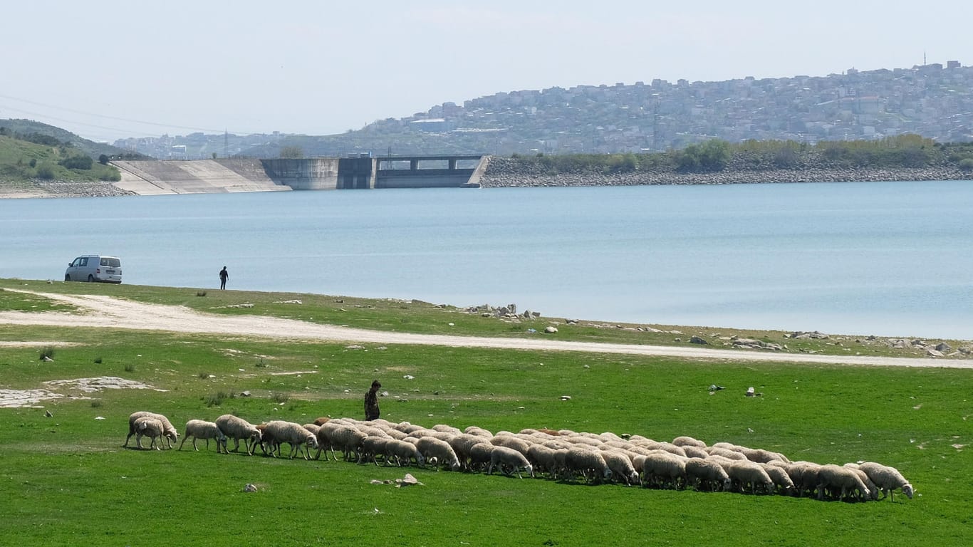 Blick über den Stausee auf den Sazlidere-Damm im Norden von Istanbul. Der geplante Kanal vom Marmarameer zum Schwarzen Meer, der durch den Staudamm führen soll, ist ein Prestigeprojekt des türkischen Präsidenten Erdogan.