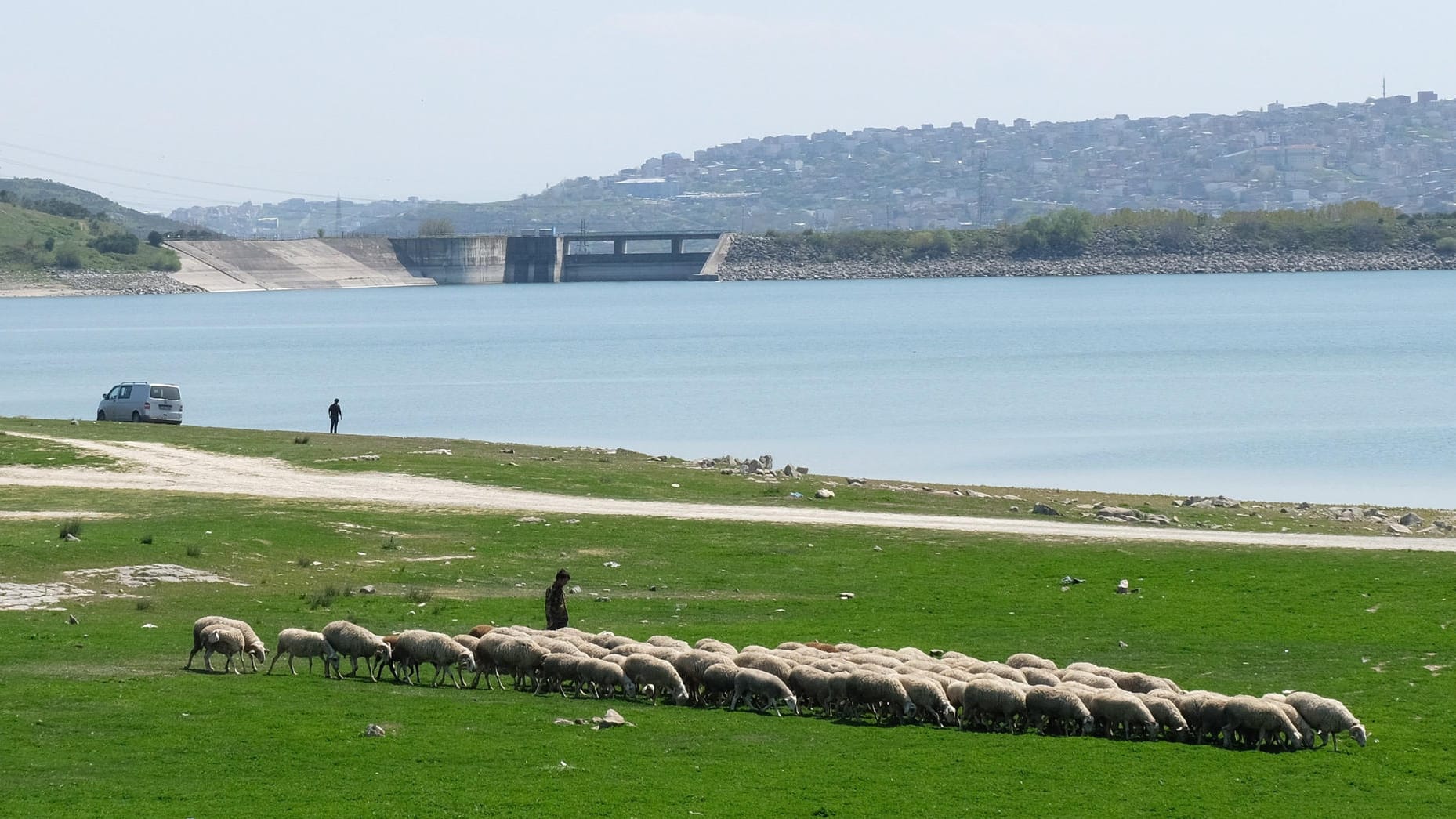 Blick über den Stausee auf den Sazlidere-Damm im Norden von Istanbul. Der geplante Kanal vom Marmarameer zum Schwarzen Meer, der durch den Staudamm führen soll, ist ein Prestigeprojekt des türkischen Präsidenten Erdogan.