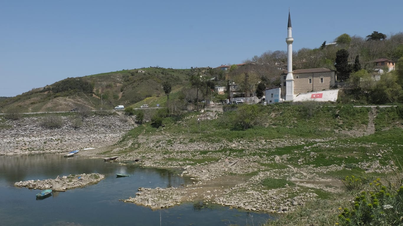 Samlar: Eine Moschee steht nahe dem Ufer des Stausees am Sazlidere-Damm. Trotz der Corona-Pandemie treibt die Regierung die Pläne für den "Istanbul Kanal" voran.