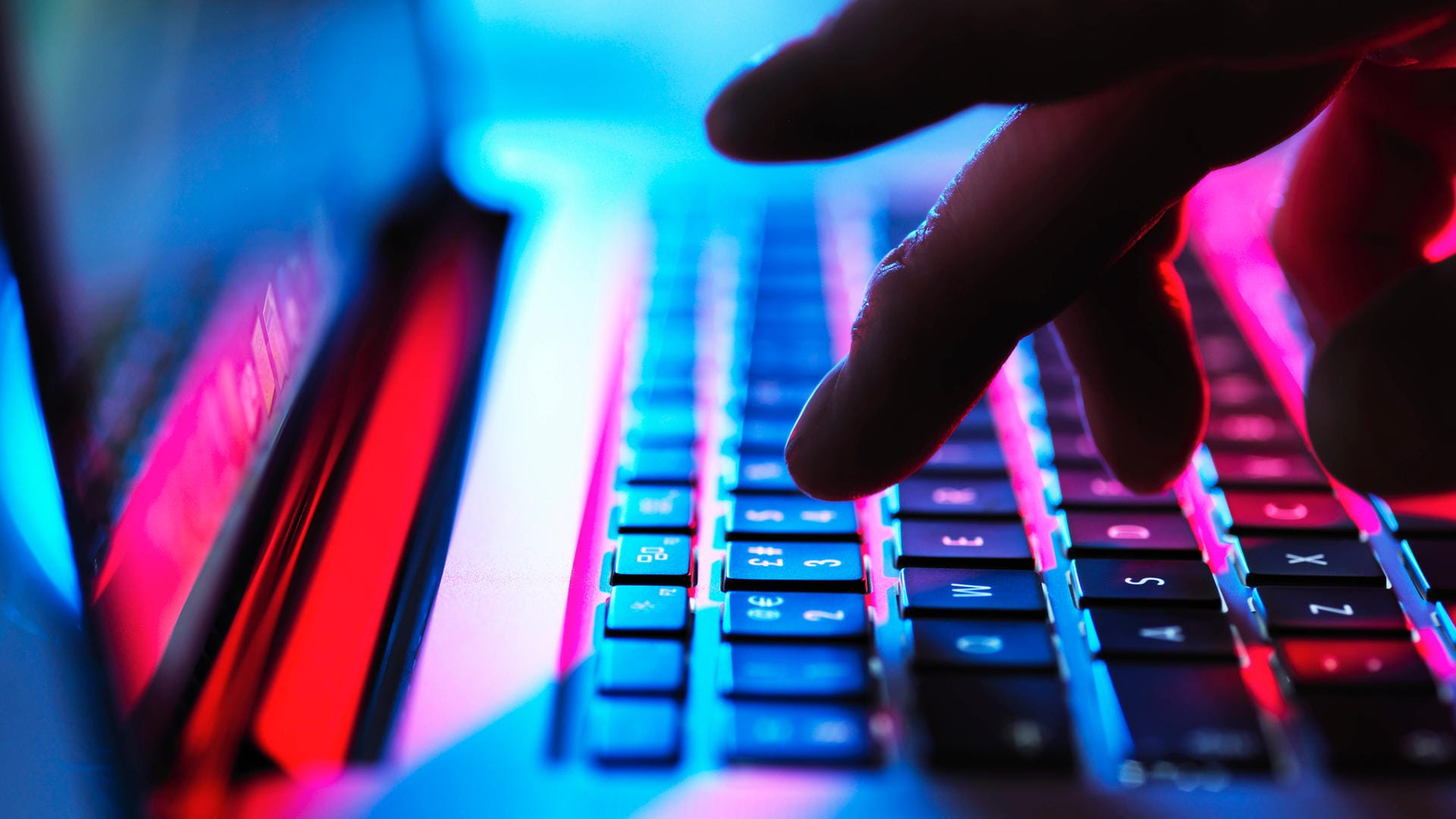 Eine Hand an einem Rechner: Sicherheitsexperten warnen vor der Schadsoftware "Black Rose Lucy". Eine Hand an einem Rechner: Sicherheitsexperten warnen vor der Schadsoftware "Black Rose Lucy".