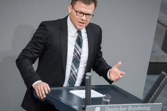 Carsten Schneider: SPD und Linke fordern Bedingungen für Staatshilfen. Die Unternehmen sollten etwa keine Dividenden ausschütten dürfen.
