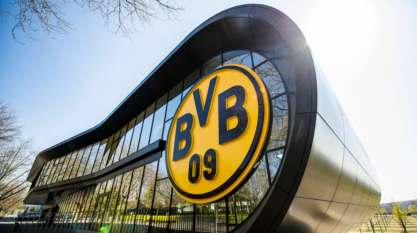 Außenansicht des Fanshops von Borussia Dortmund am Signal-Iduna-Park: Der Online-Shop ist wegen des Ansturms auf die neuen BVB-Masken zusammengebrochen.