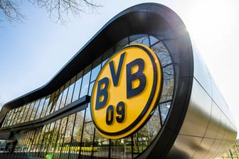 Außenansicht des Fanshops von Borussia Dortmund am Signal-Iduna-Park: Der Online-Shop ist wegen des Ansturms auf die neuen BVB-Masken zusammengebrochen.