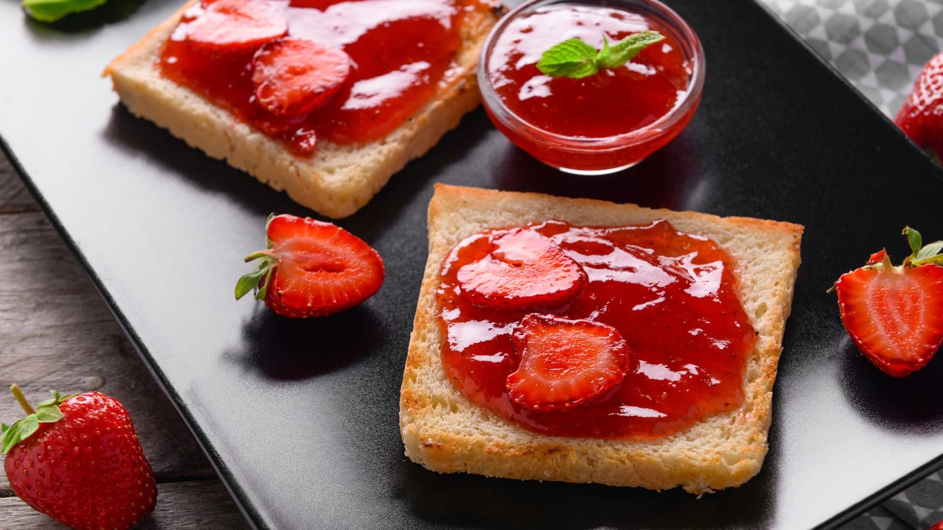 Erdbeermarmelade: Laut Konfitüreverordnung dürfen nur Aufstriche mit Zitrusfrüchten als Marmelade bezeichnet werden.