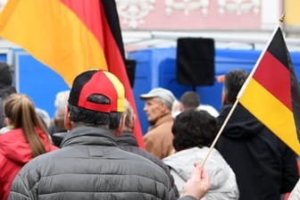 Teilnehmer einer Kundgebung stehen auf einem Platz (Symbolbild): Die Stadt Erfurt hat eine Demonstration der Thüringer AfD zum 1. Mai untersagt.