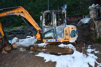 Ein beschädigter Bagger: Das Fahrzeug hat auf einem Baugrundstück in Hagen gebrannt.