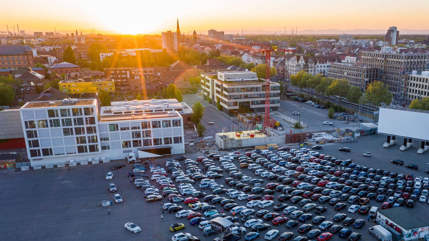 Luftbild vom Autokino: In Karlsruhe können Kino-Fans trotz Corona auf ihre Kosten kommen.