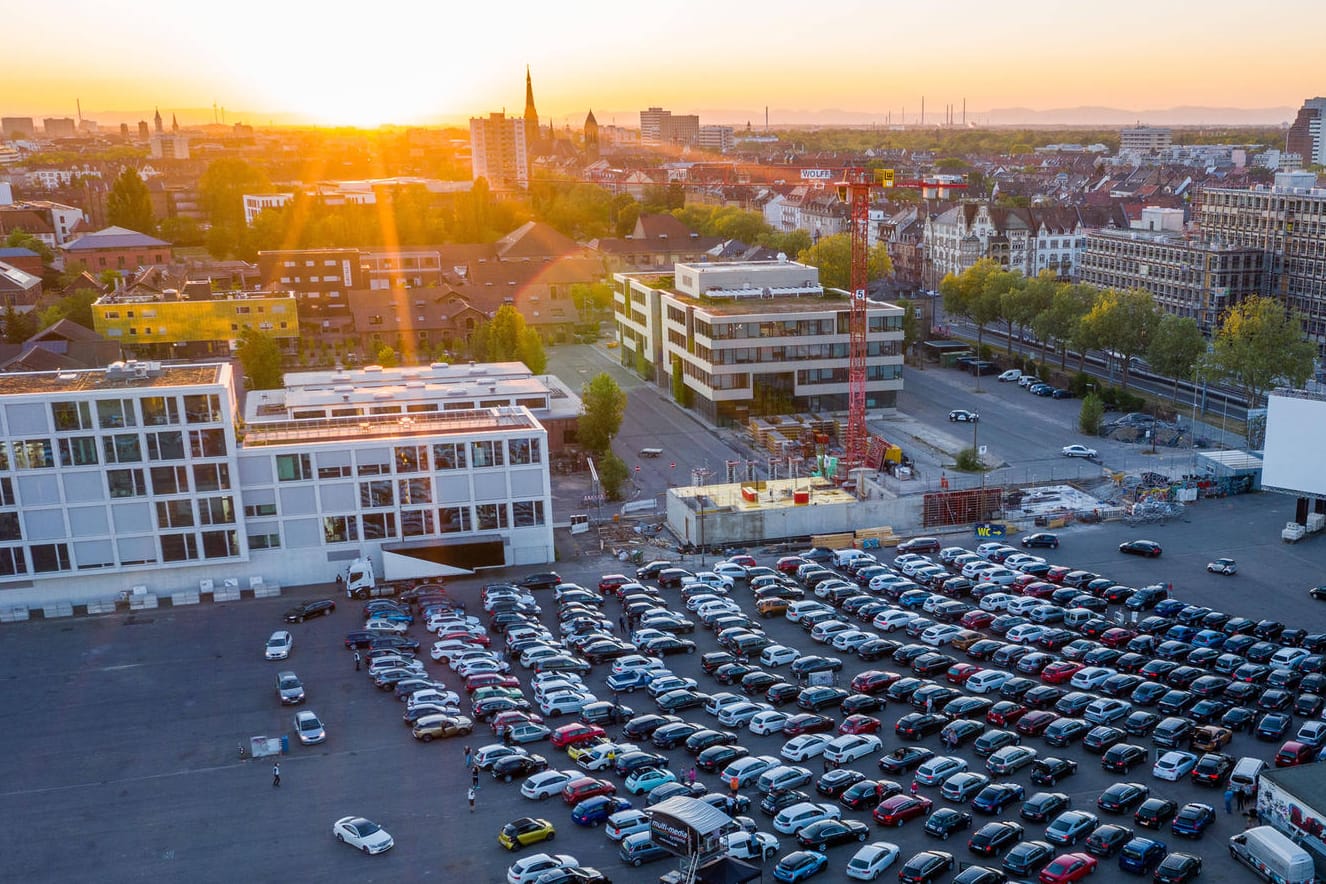 Luftbild vom Autokino: In Karlsruhe können Kino-Fans trotz Corona auf ihre Kosten kommen.