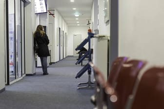 Wartebereich in einem Jobcenter in Bielefeld: Die Corona-Krise hat die Zahl der Arbeitslosen innerhalb eines Monats in die Höhe schnellen lassen.