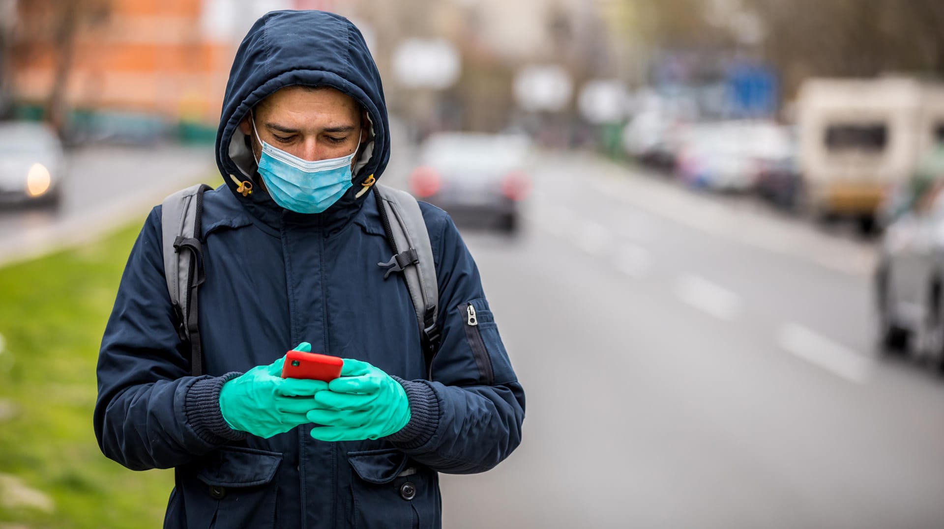 Ein Mann mit Maske und Smartphone: Apple und Google arbeiten an einem Konzept für eine Corona-Warn-App. Ein Mann mit Maske und Smartphone: Apple und Google arbeiten an einem Konzept für eine Corona-Warn-App.