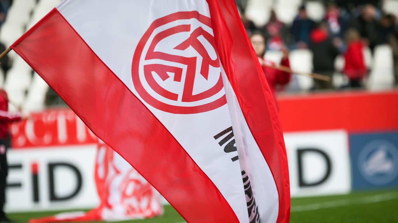 Die Fahne von Rot-Weiss Essen im heimischen Stadion: Dem Verein drohen massive Einbußen, wenn die Saison abgebrochen wird.