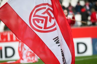 Die Fahne von Rot-Weiss Essen im heimischen Stadion: Dem Verein drohen massive Einbußen, wenn die Saison abgebrochen wird.