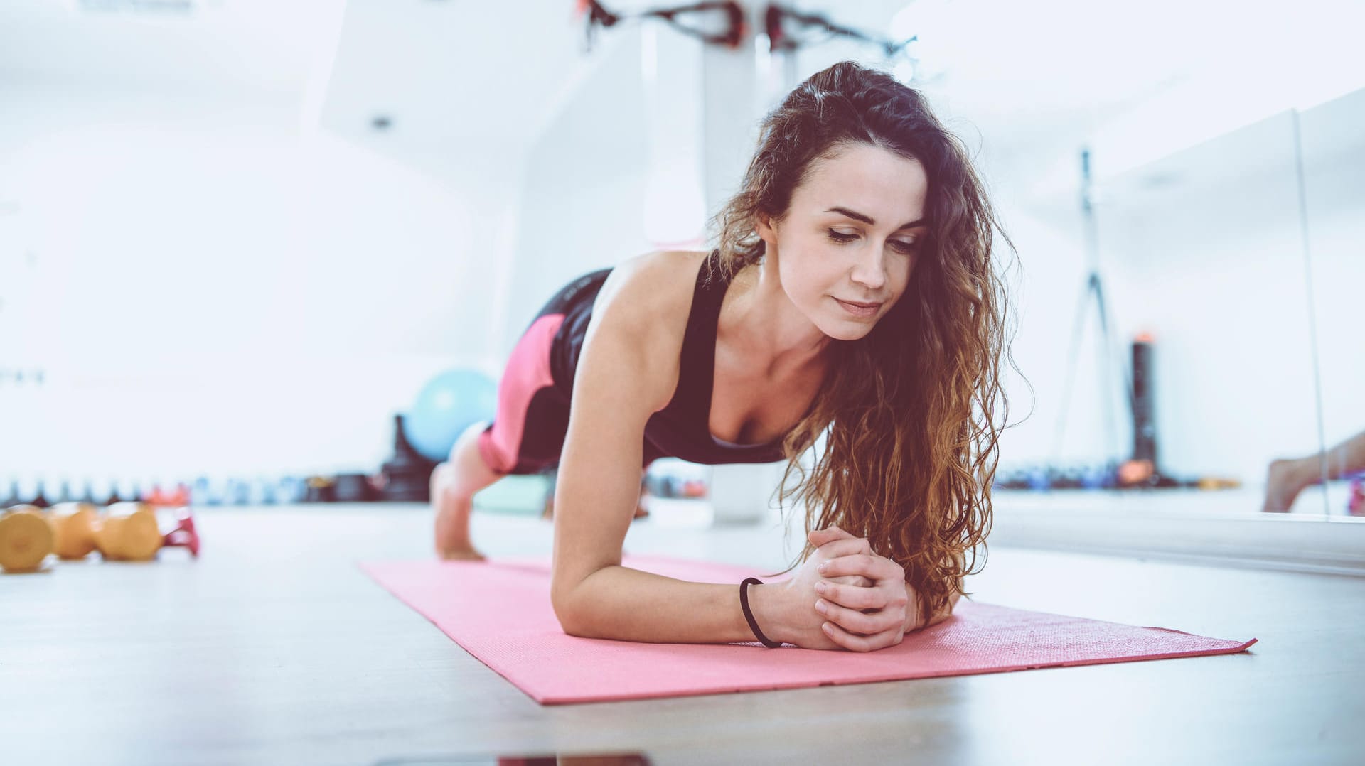 Bauchtraining: Planks kräftigen den Bauch.
