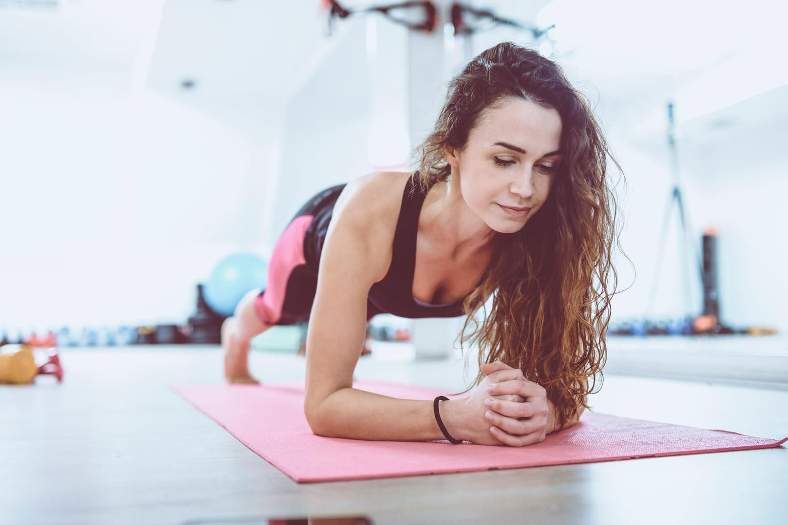 Bauchtraining: Planks kräftigen den Bauch.