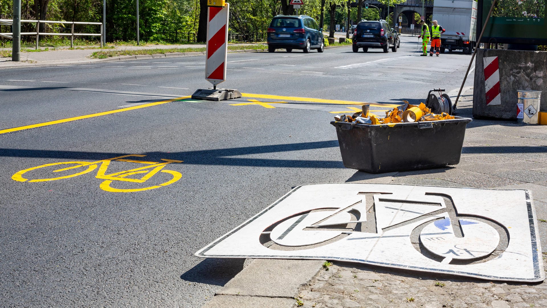 Ein Pop-Up-Radweg am Schöneberger Ufer: Der erste Pop-Up-Radweg in Berlin-Mitte.