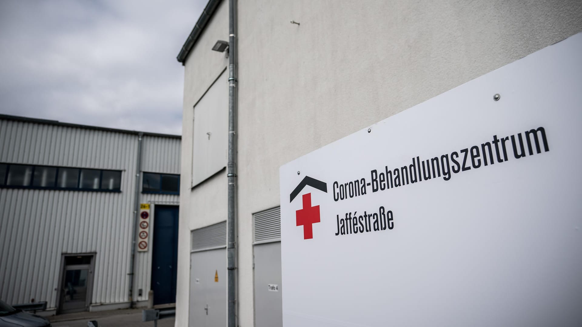 Ein Schild steht am Eingang des "Corona-Behandlungszentrum Jafféstraße": Es entstand in der Messehalle 26 in Berlin.