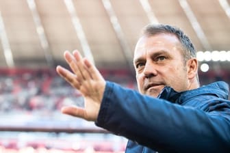 Hat sein neues Arbeitspapier unterschrieben: Bayern-Coach Hansi Flick.