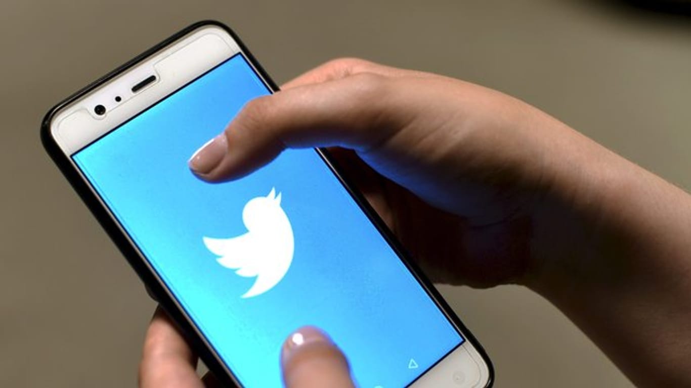 Twitter hatte bereits vor einem Monat gewarnt, dass die Krise zwar für eine stärkere Nutzung des Dienstes sorge - aber zugleich die Anzeigenerlöse drücke.
