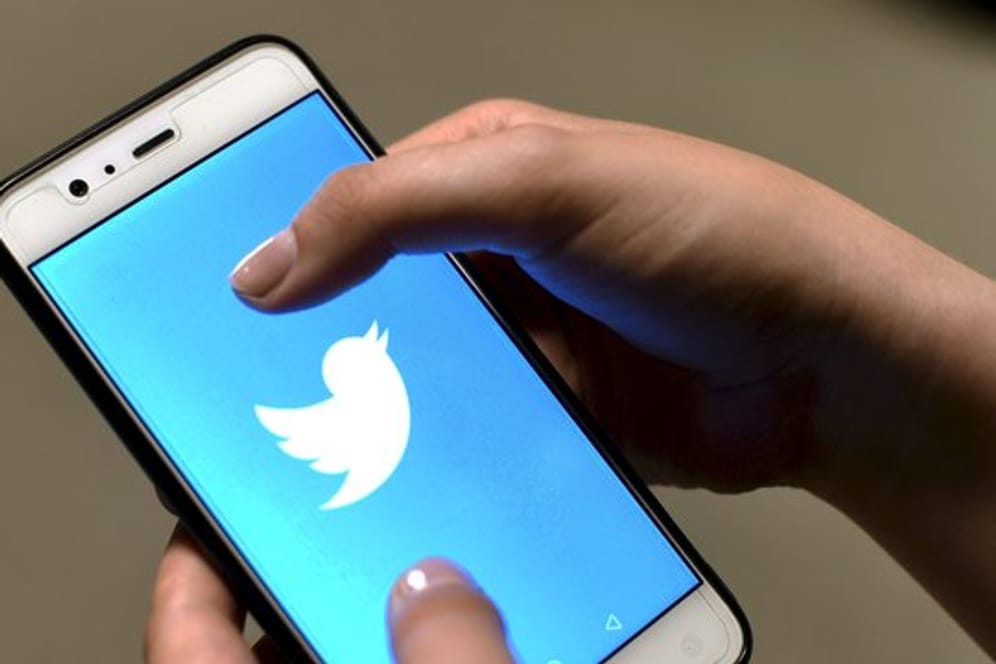 Twitter hatte bereits vor einem Monat gewarnt, dass die Krise zwar für eine stärkere Nutzung des Dienstes sorge - aber zugleich die Anzeigenerlöse drücke.