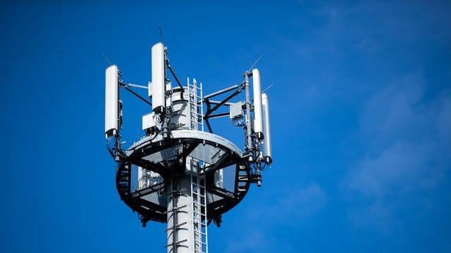 Ein Mast mit verschiedenen Antennen von Mobilfunkanbietern.